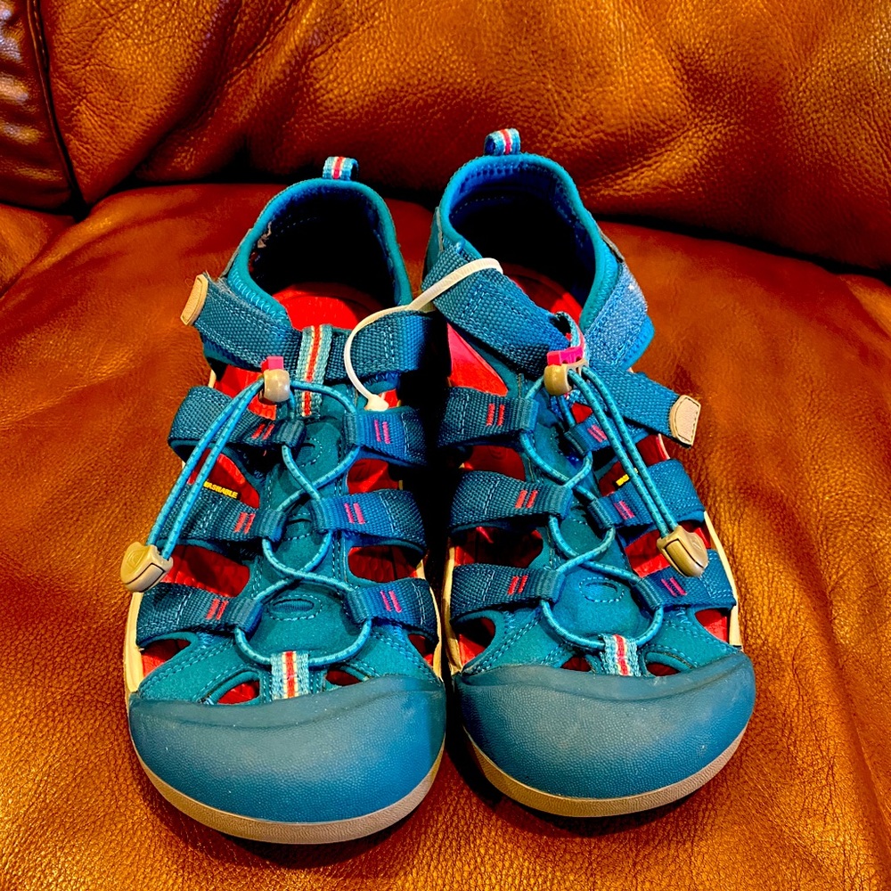 Never worn Keen sandals size 7 Teal and Pink